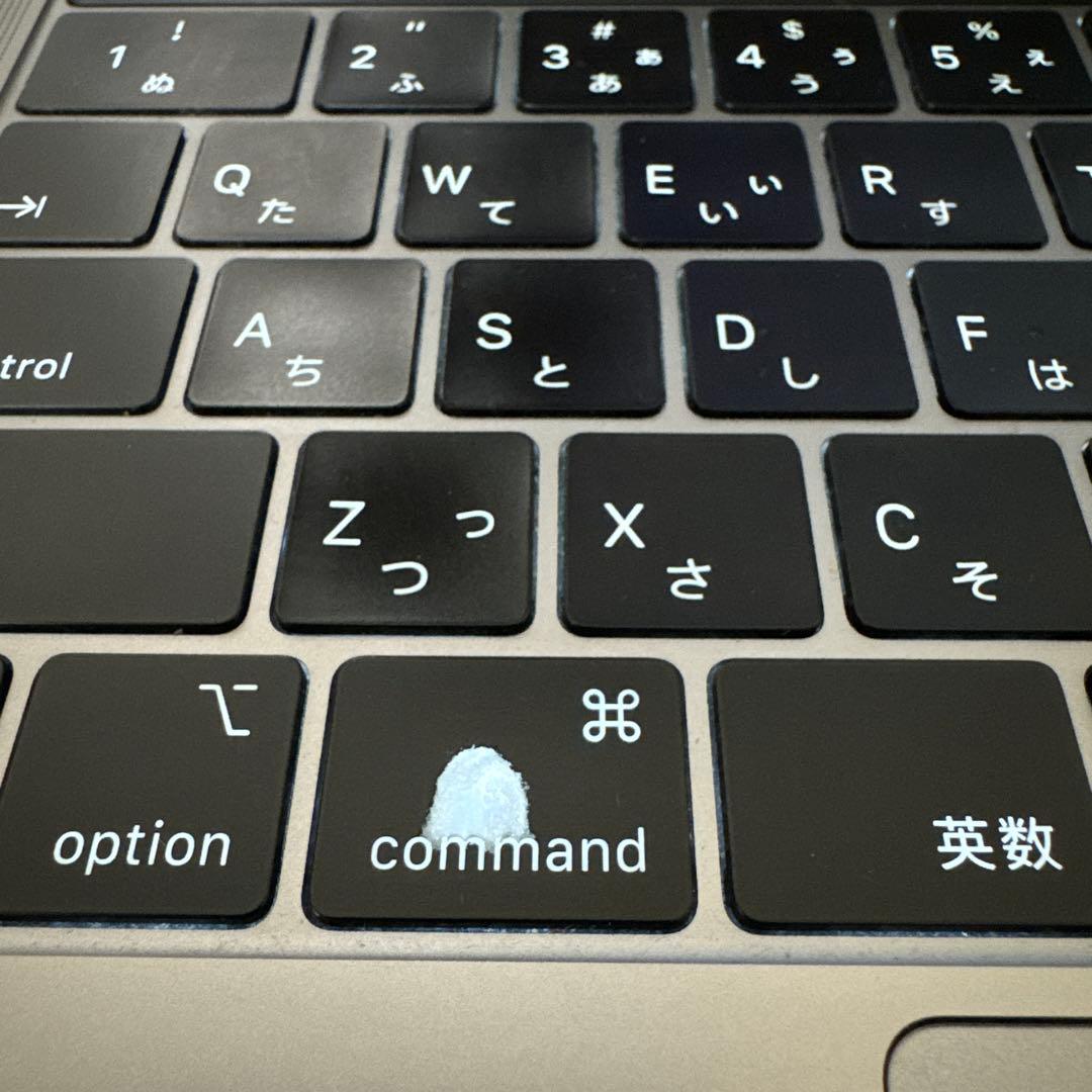 MacBook Pro 13インチ（2018年型）とカバー、アダプタ、ケーブル