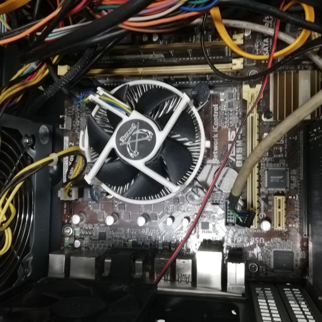 可愛らしいミニタワー筐体に、Core i5 4590 256SSD 8GB