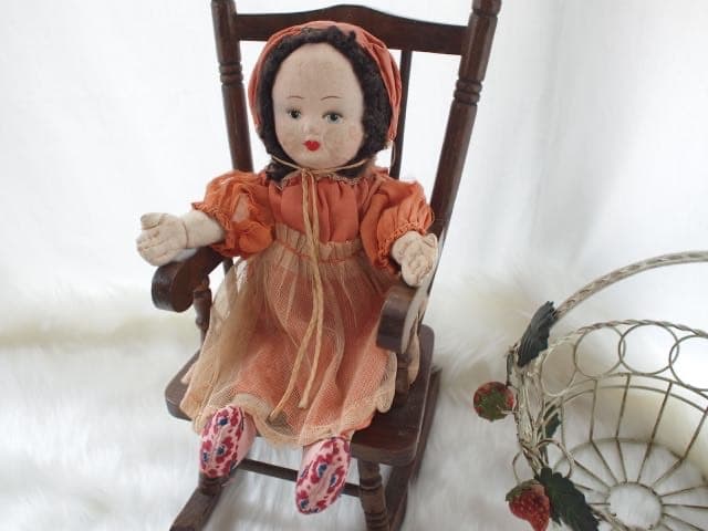 ＜イギリス　ヴィンテージ＞赤いドレスの女の子ドール