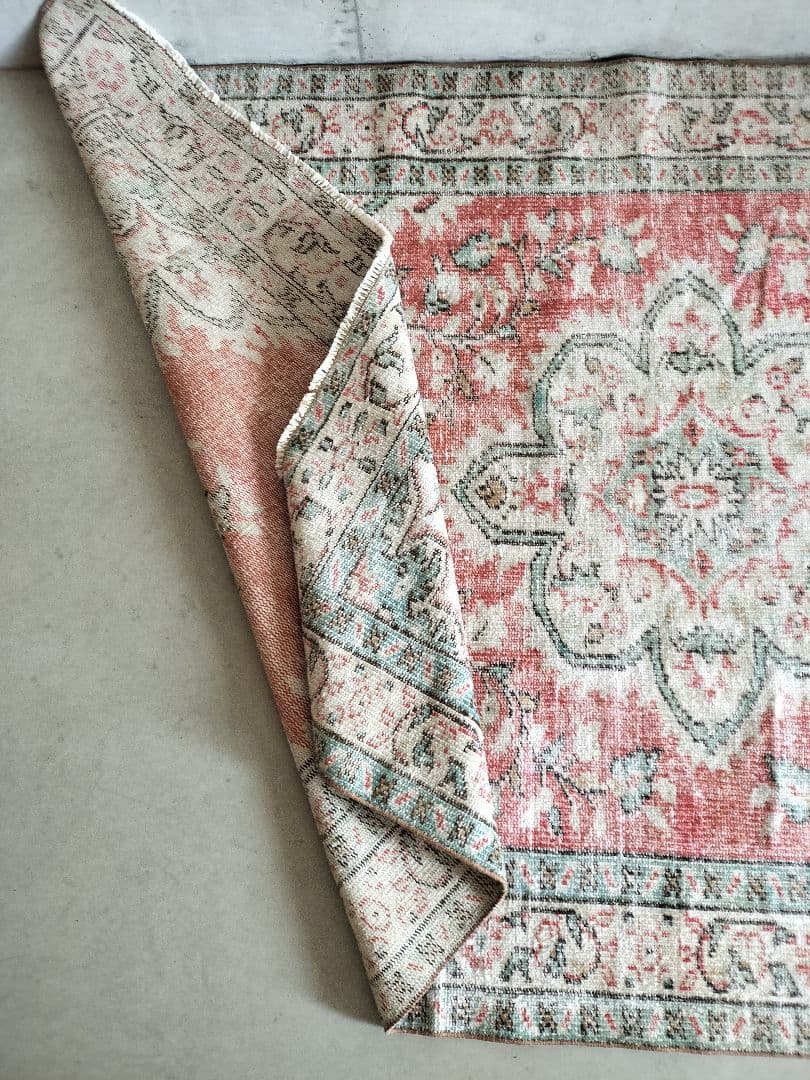 大判/シャビーレッドとミントグリーンのヴィンテージラグ　メダリオン　No.622