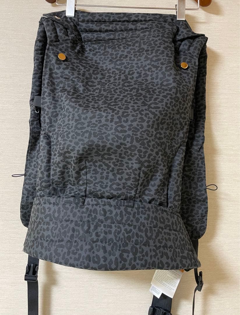 レオパード柄の抱っこ紐。エルゴノミック設計で、M字姿勢にも対応しています。