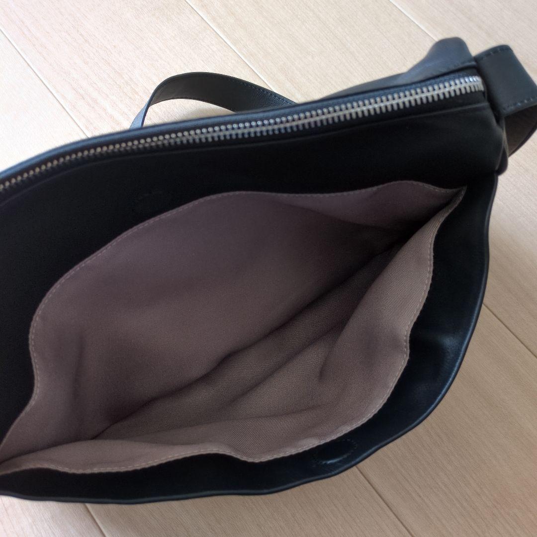 イアパピヨネ　スワローマチショルダーバッグ　ブラック