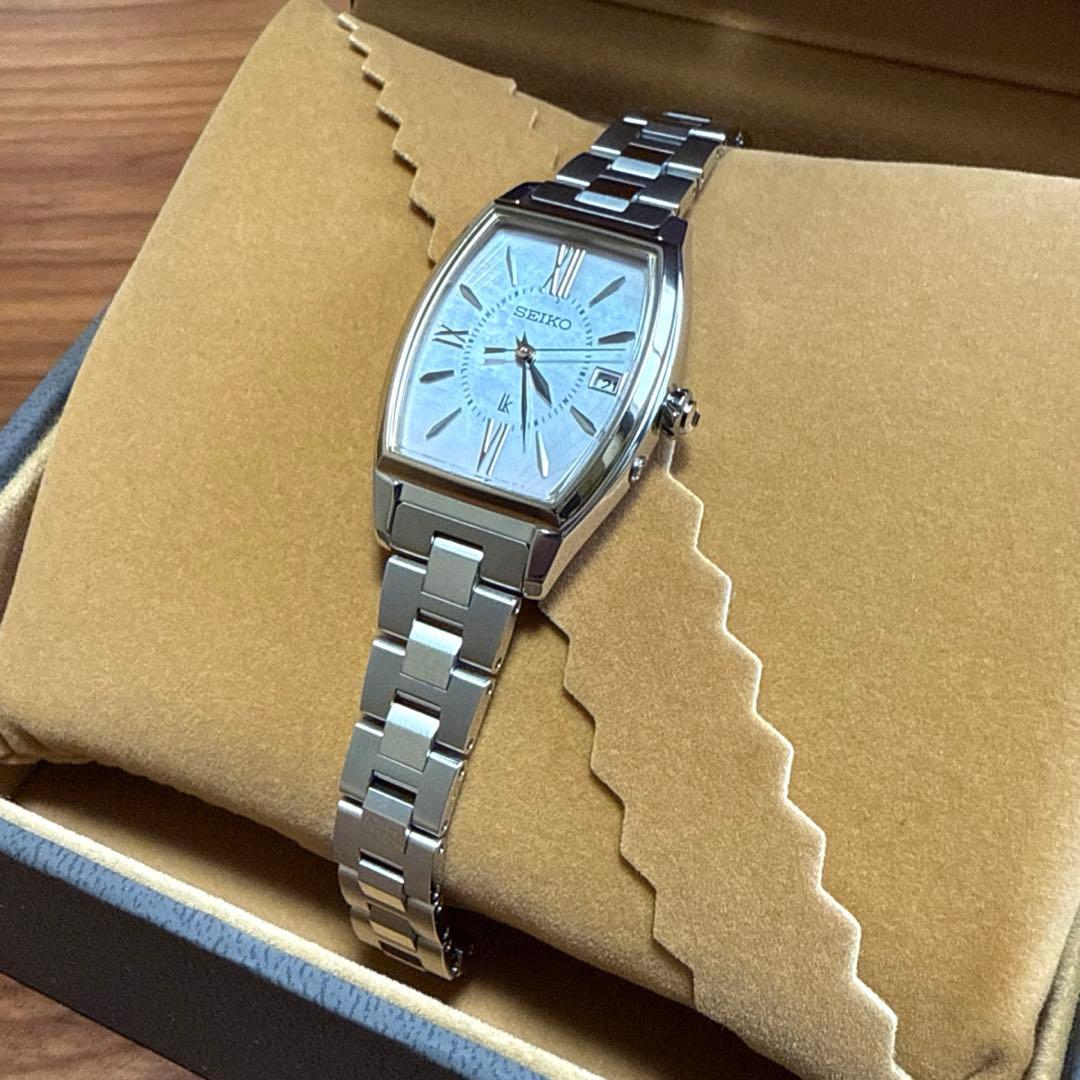 美品 セイコー ルキア SSQW076 電波ソーラー トノー型 白蝶貝 グロウ