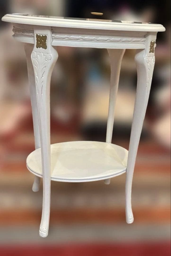 ロココ様式ゴールドの装飾アンティーク楕円形サイドテーブル下段棚付クリームホワイト