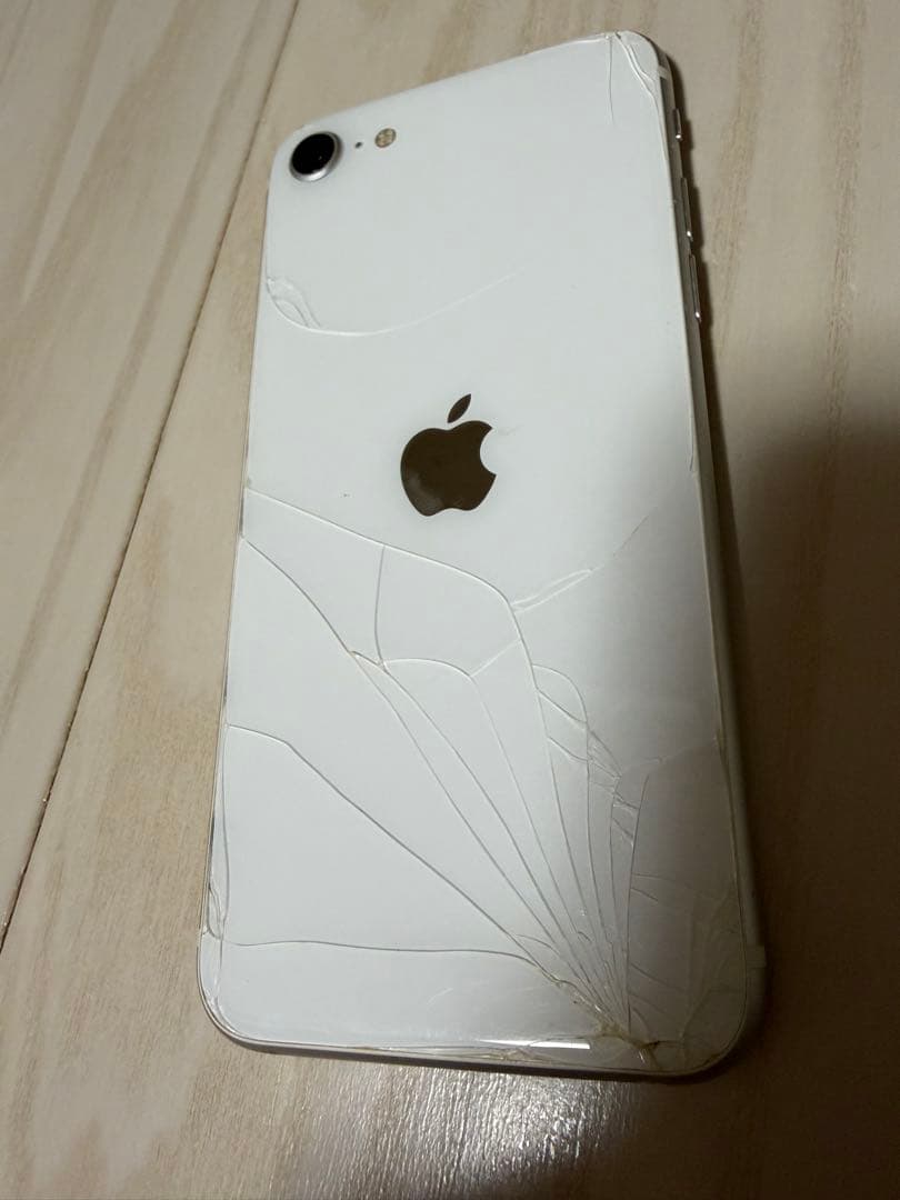 iPhone se 第２世代 ホワイト 64GB 背面ひび割れ 本体のみ