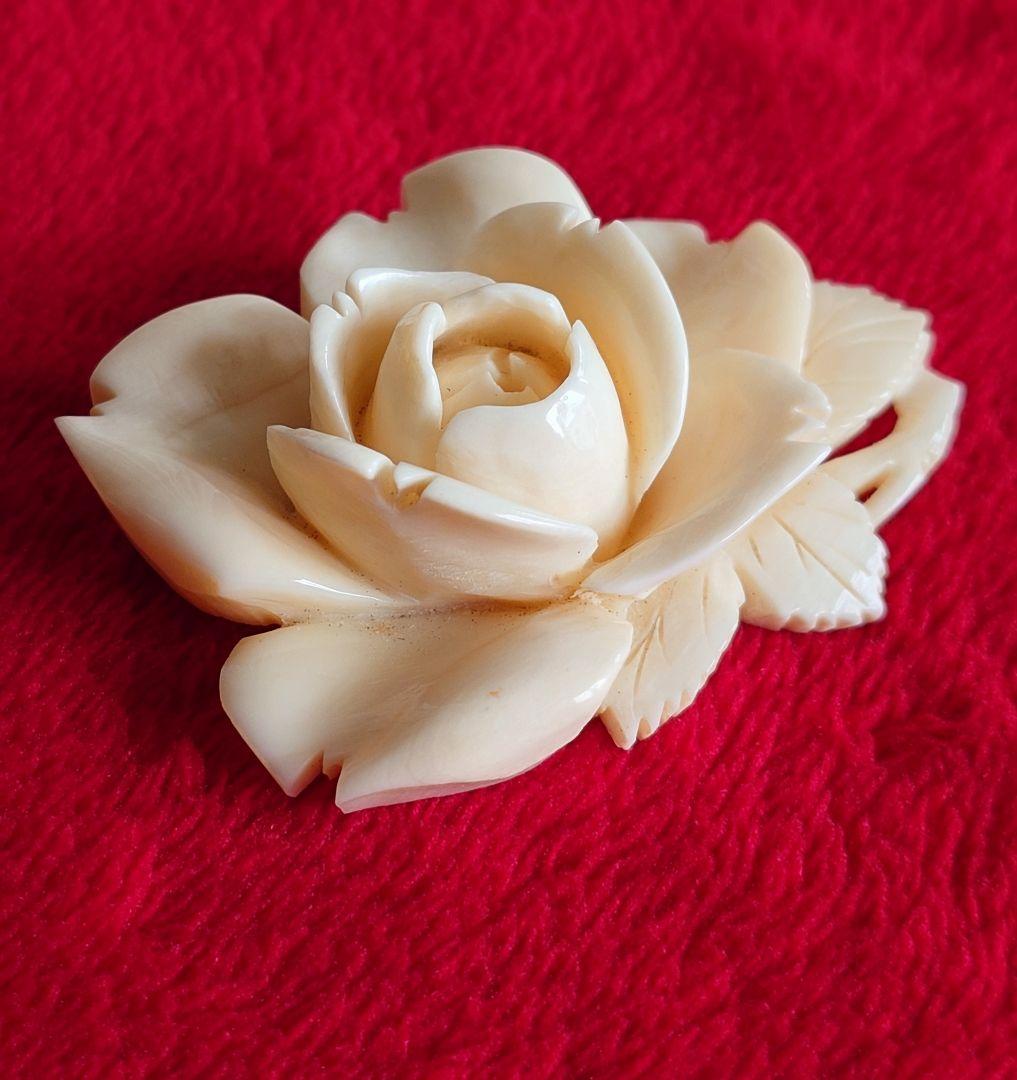 ヴィンテージブローチ 白珊瑚 薔薇 立体彫刻 アールヌーボー D71