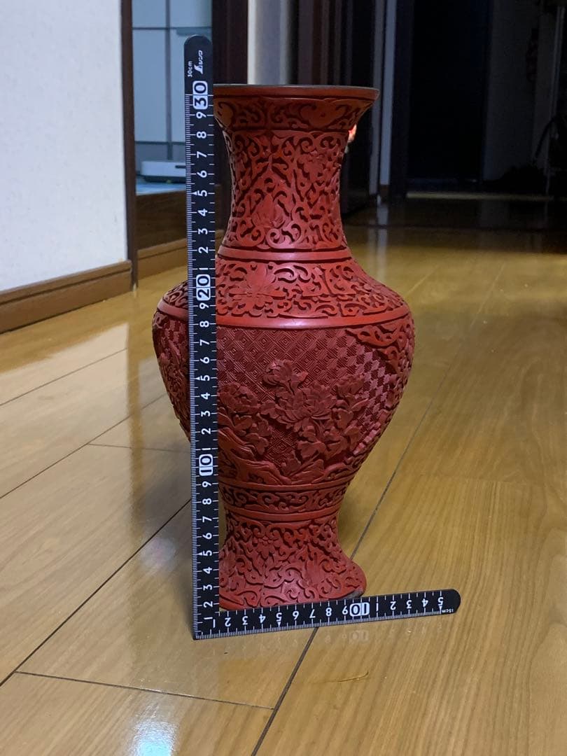 堆朱赤色の彫刻花瓶高さ30cmアンティーク品かけあります