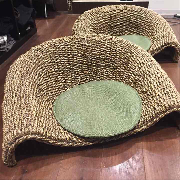 オシャレな藤の座イス2つ。インテリアに。