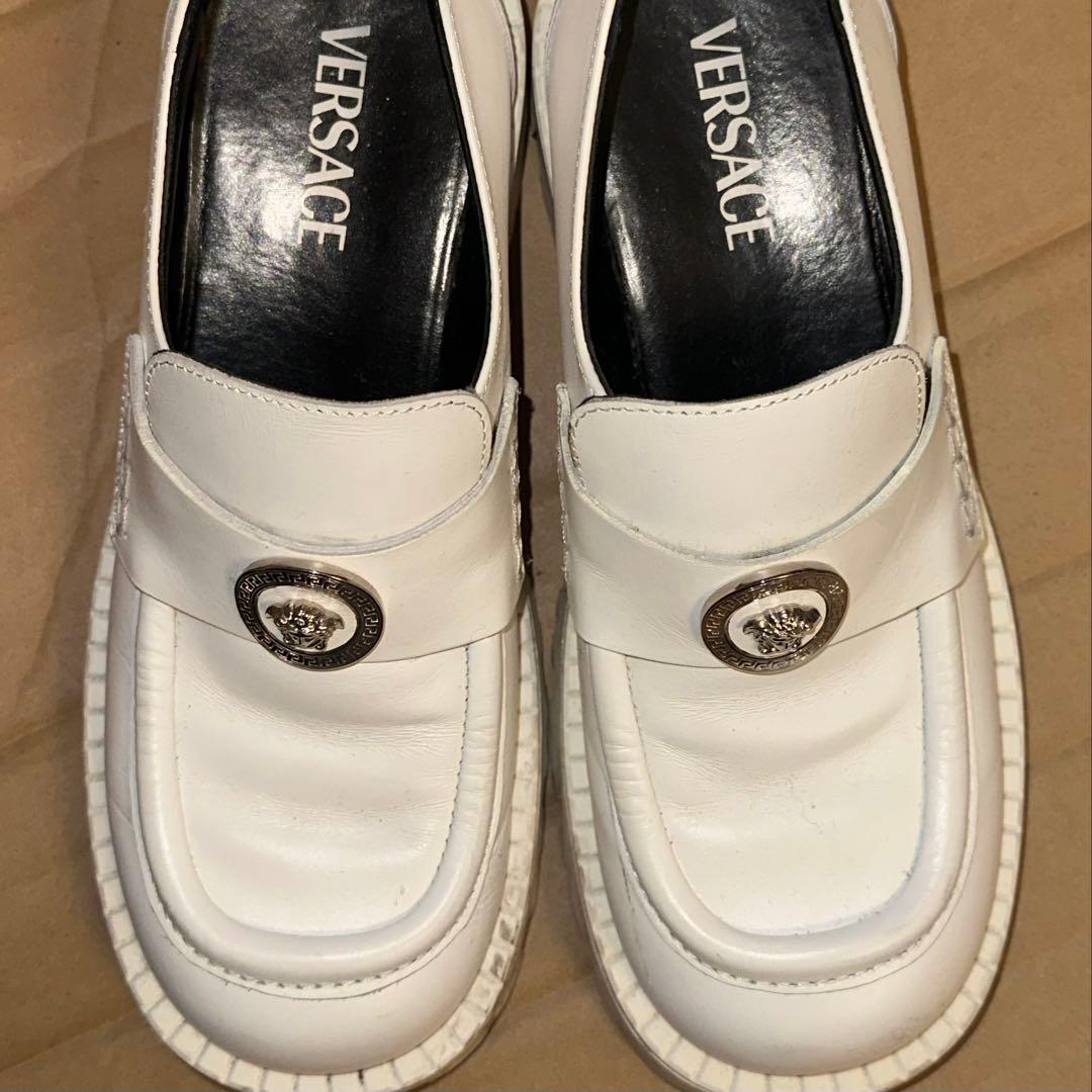 希少 versace ホワイト ローファー