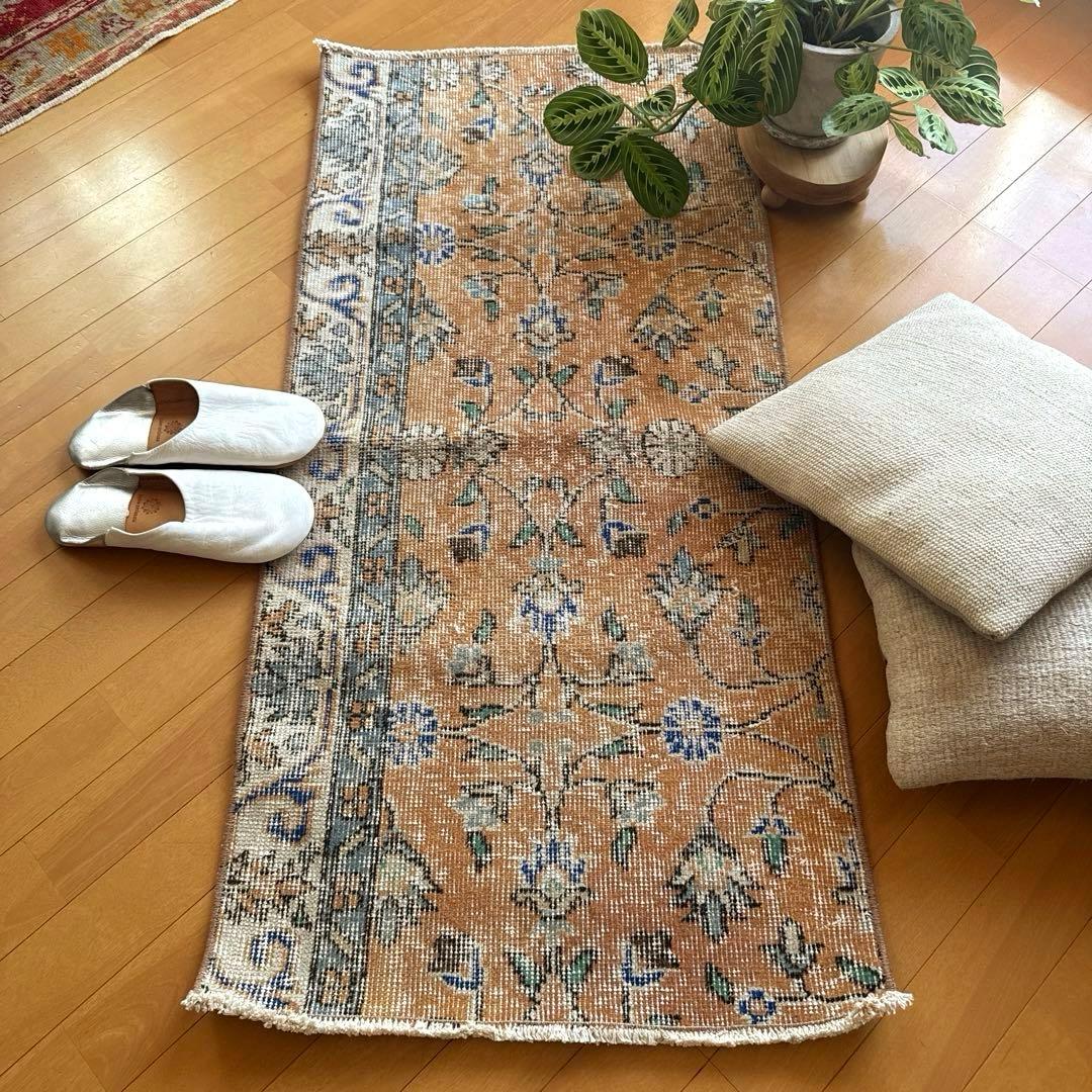 56×120ペールオレンジ　青い花　ボタニカル　トルコヴィンテージラグ