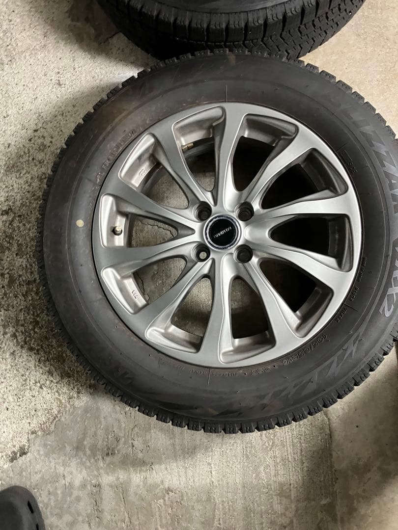 ライズに使用16インチ スタッドレスタイヤ ホイールセットバリ溝VRX2