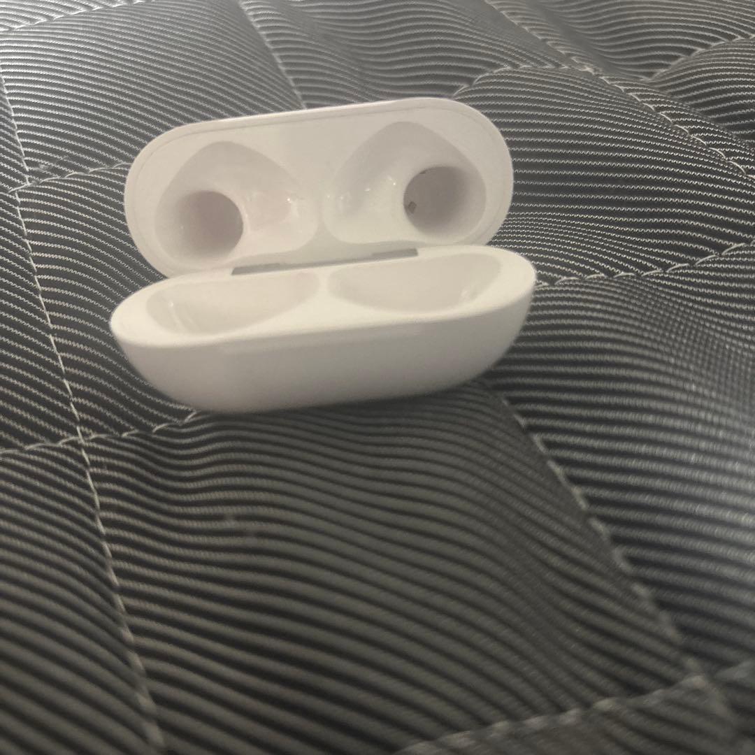 Apple　AirPods4ノイキャン有り