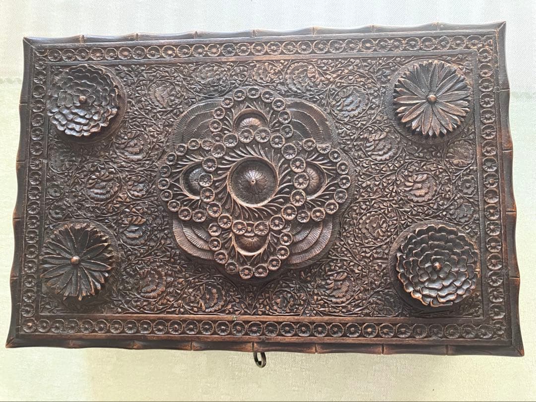 カシミール木製の細密彫刻宝石箱