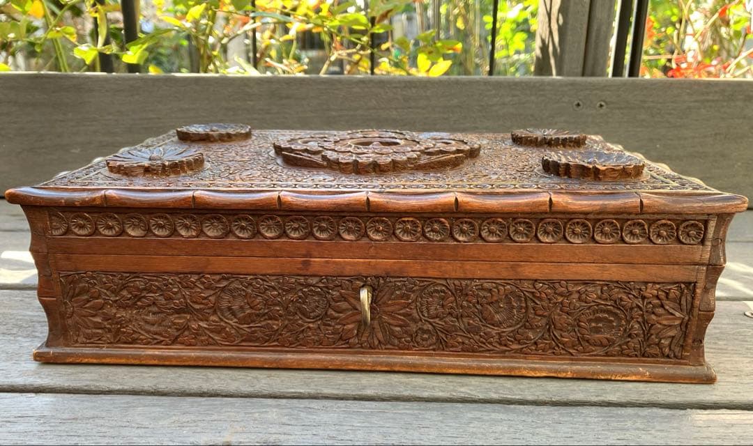 カシミール木製の細密彫刻宝石箱