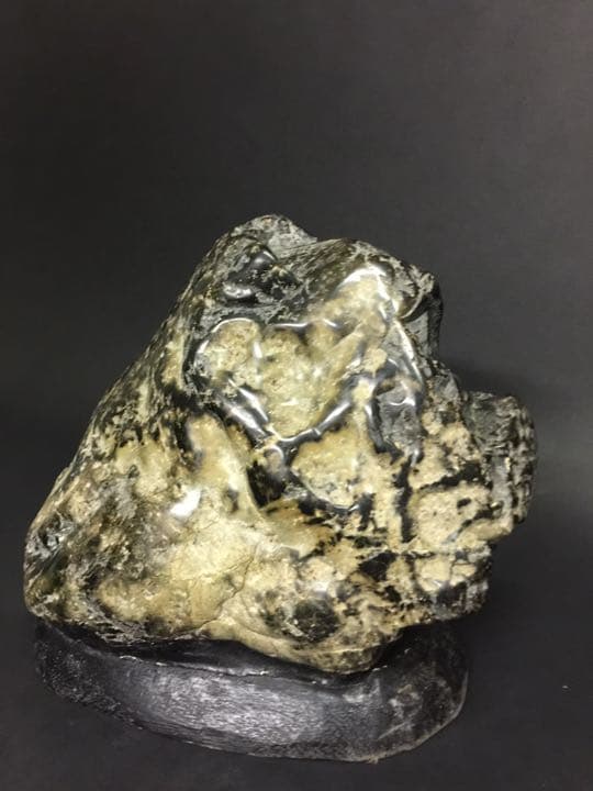 鑑賞石  素敵な黒と半透明な薄い褐黃石より玉石