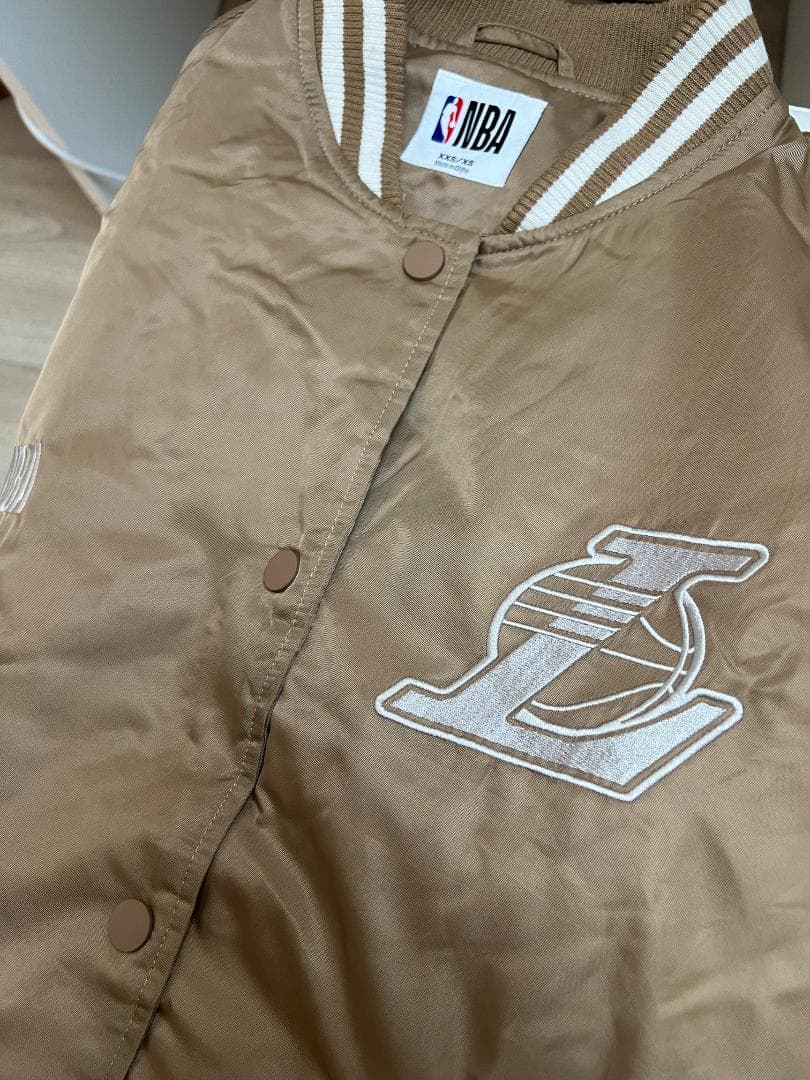 【美品/希少】LAKERS ボンバージャケット ゴールド/白 メンズ XS