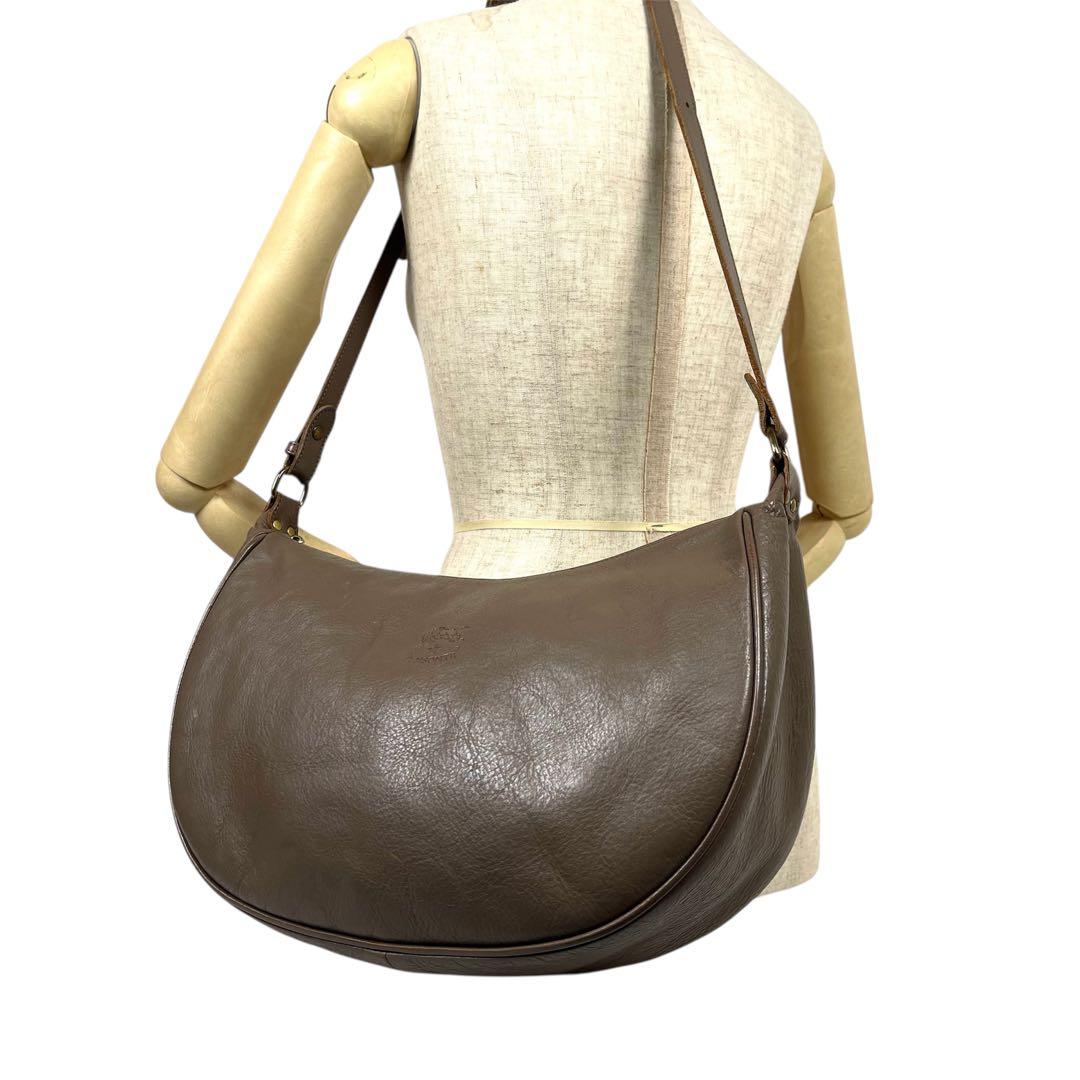 イルビゾンテ　ショルダーバッグ　三日月　幅広タイプ！　ロゴ型押し　本革　未使用級