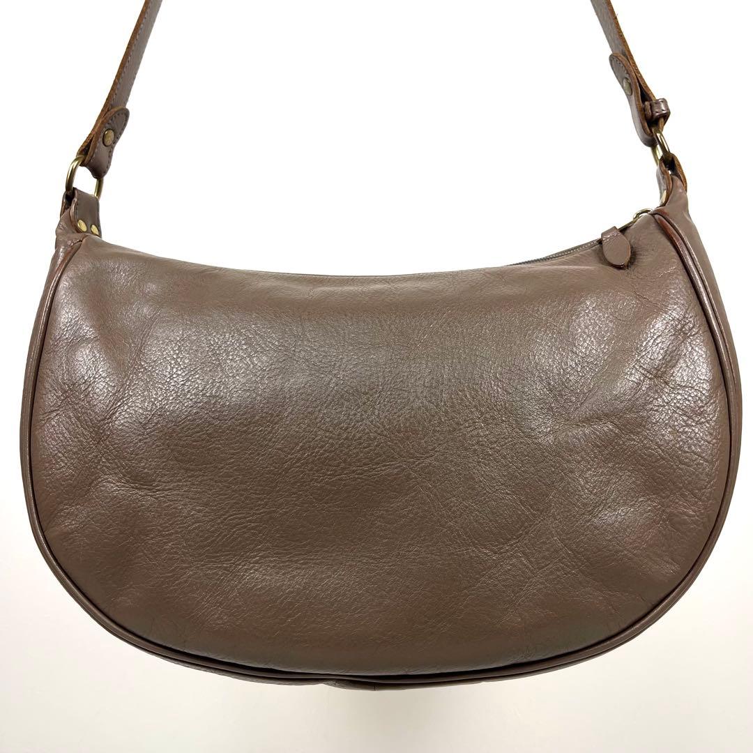 イルビゾンテ　ショルダーバッグ　三日月　幅広タイプ！　ロゴ型押し　本革　未使用級