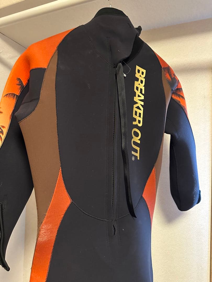 BREAKER OUT ウェットスーツ オレンジと黒のデザイン