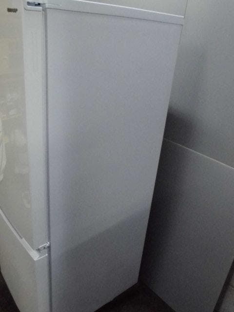 シャープ　ノンフロン冷凍冷蔵庫　SJ-D18GJ-W　2021年製　☆A5
