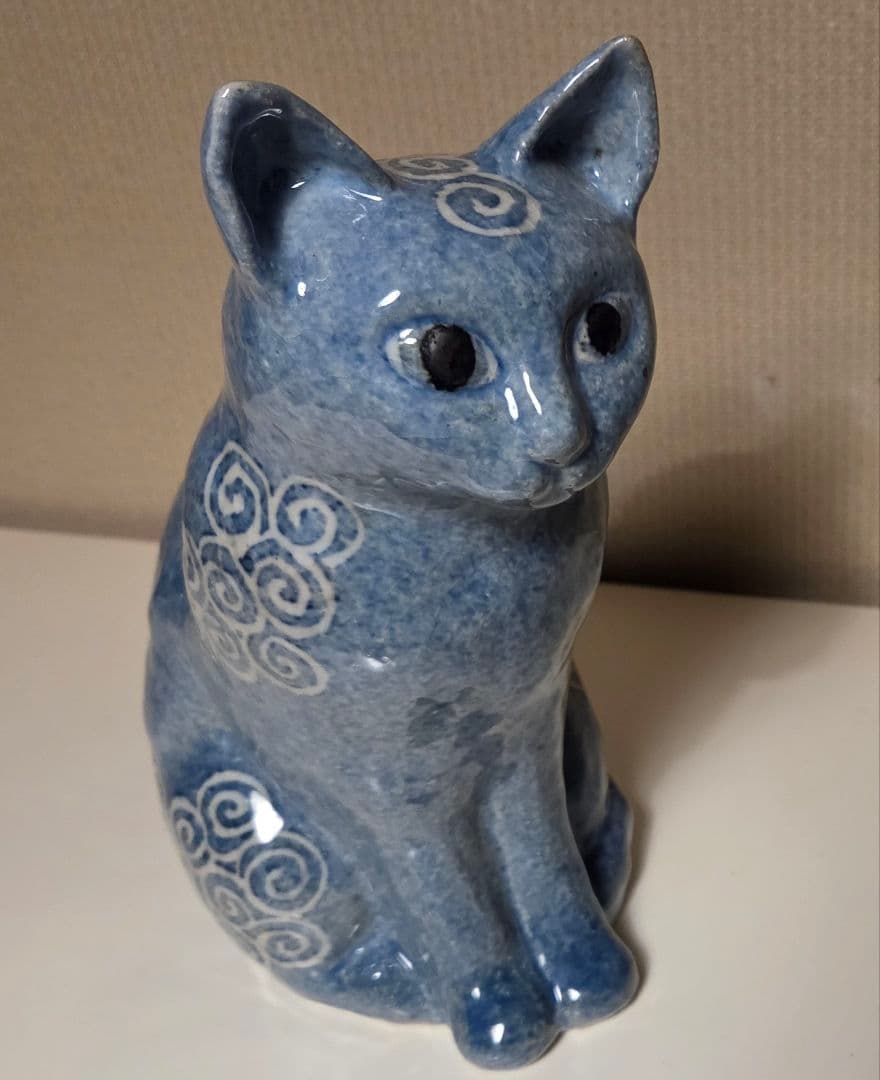 広瀬さちよ作 猫置物 唐草模様　陶器製 唐草模様 ブルー