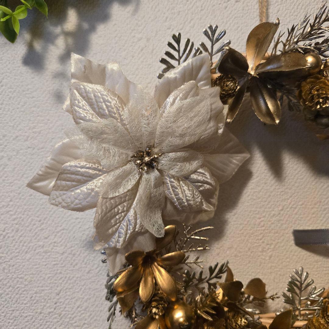 ゴールドとホワイトのクリスマスリース