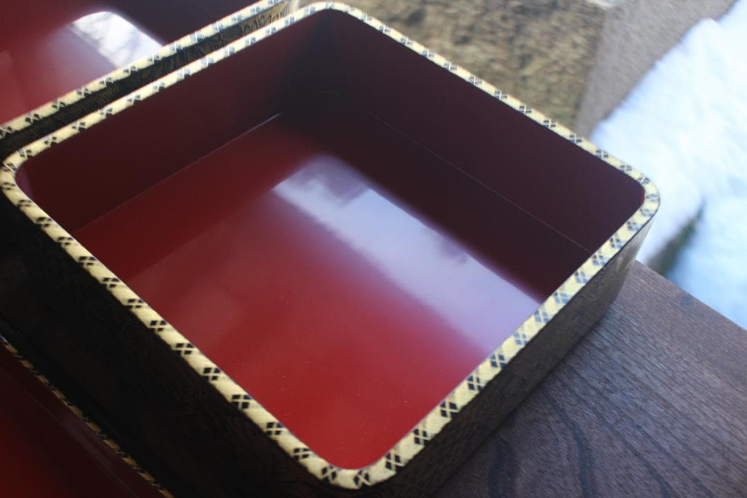 デッドストック！上質内朱黒漆に極上菊詰沈金の映える輪島塗三段重（検重箱お重