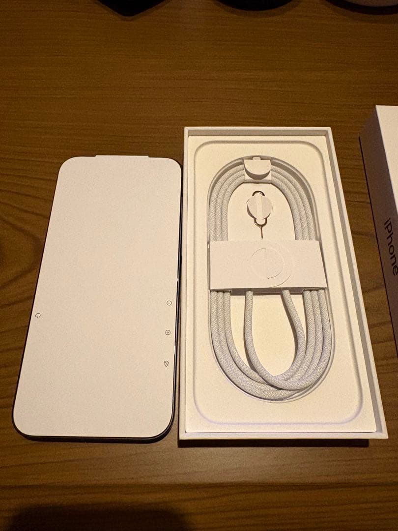 ほぼ新品Apple iPhone 16e 128GB ブラック 本体