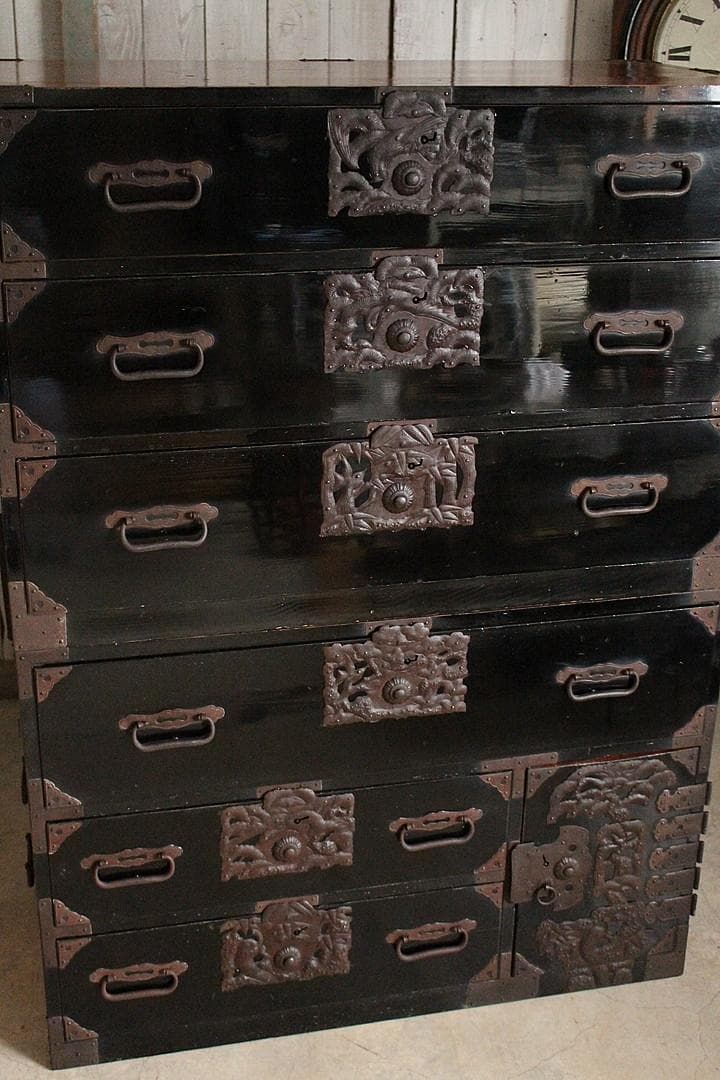 がんちゃん　綺麗な打ち出し金具庄内箪笥　3段　タンス　収納　時代家具
