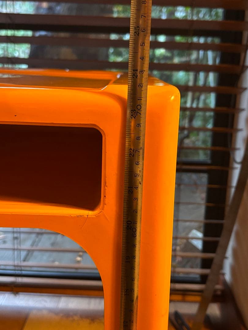 黄色の収納スペース付きヨーロッパ製デスク