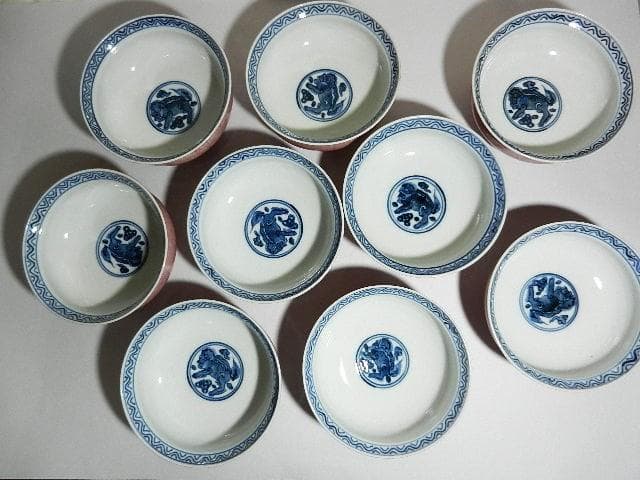 斑桃色地見込みに染付獅子図蓋茶碗９客（裏印「清鳳」）