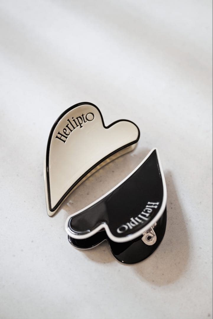 Herlipto Bicolor Heart Hair Clip 黒と白