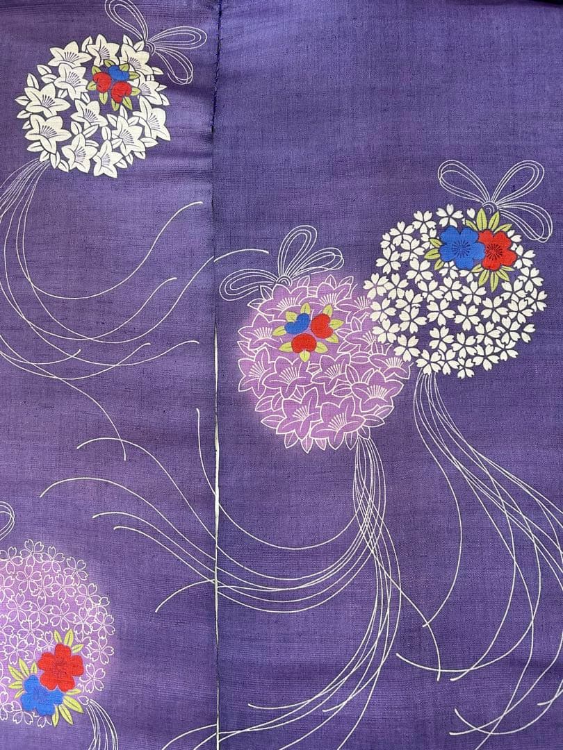 濃い紫色 薬玉の暖簾