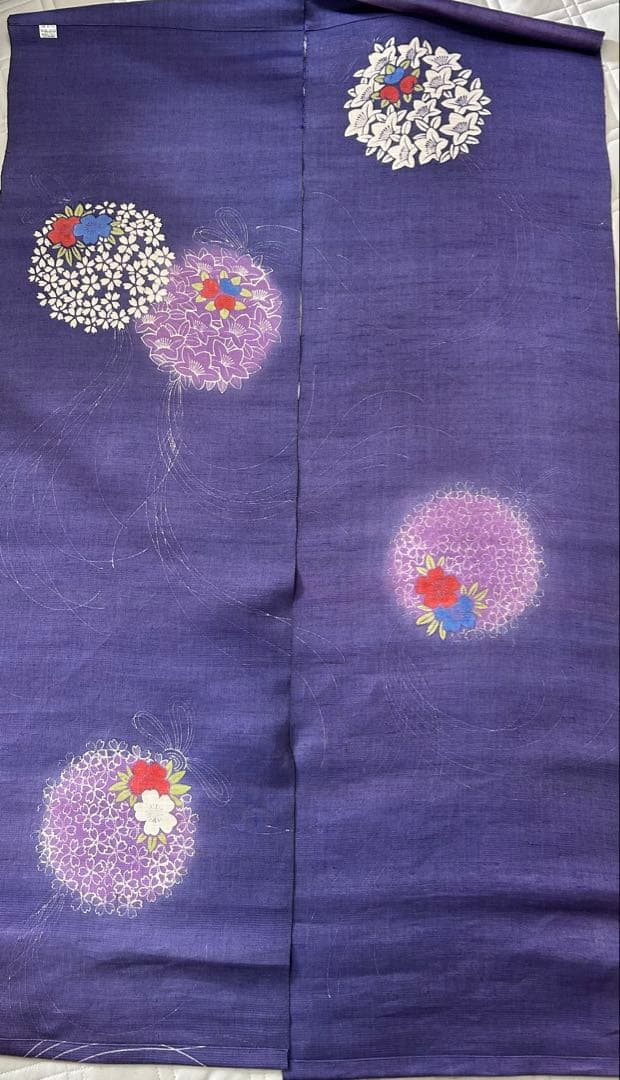 濃い紫色 薬玉の暖簾