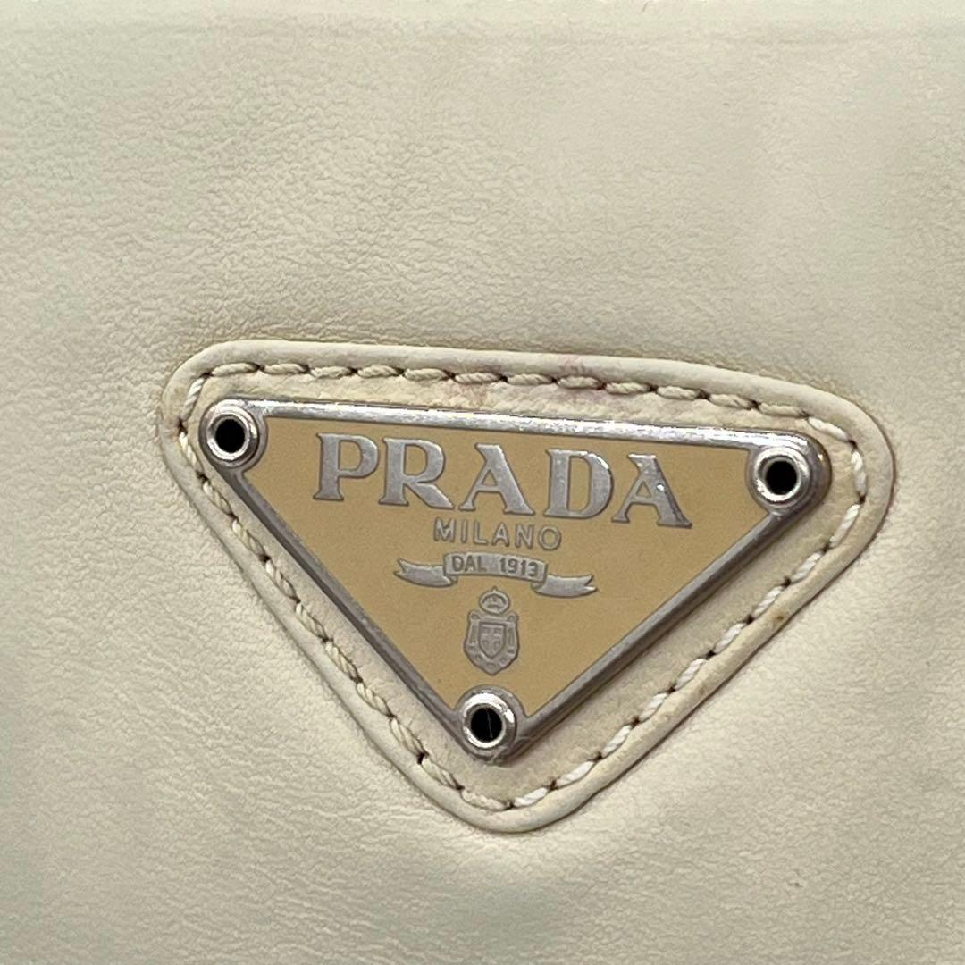 PRADA ショルダーバッグ 肩掛け トライアングルロゴ オールレザー 白