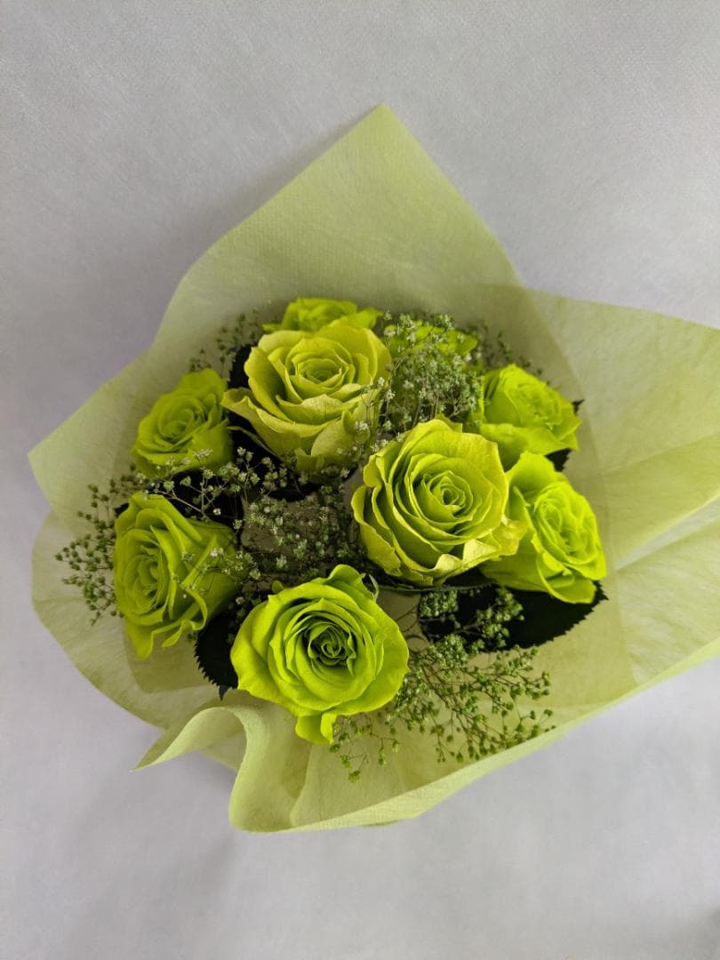 プリザーブドフラワー緑の薔薇9輪とかすみ草の花束（花束ラッピング）