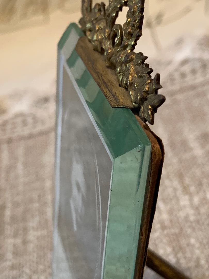 フランス製　アンティークの真鍮リボン細工が素敵な写真立て！写真も可愛いです！