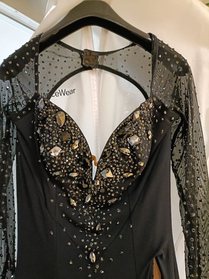 黒のビジュー付きダンス衣装　ヤナギタダンスウェア