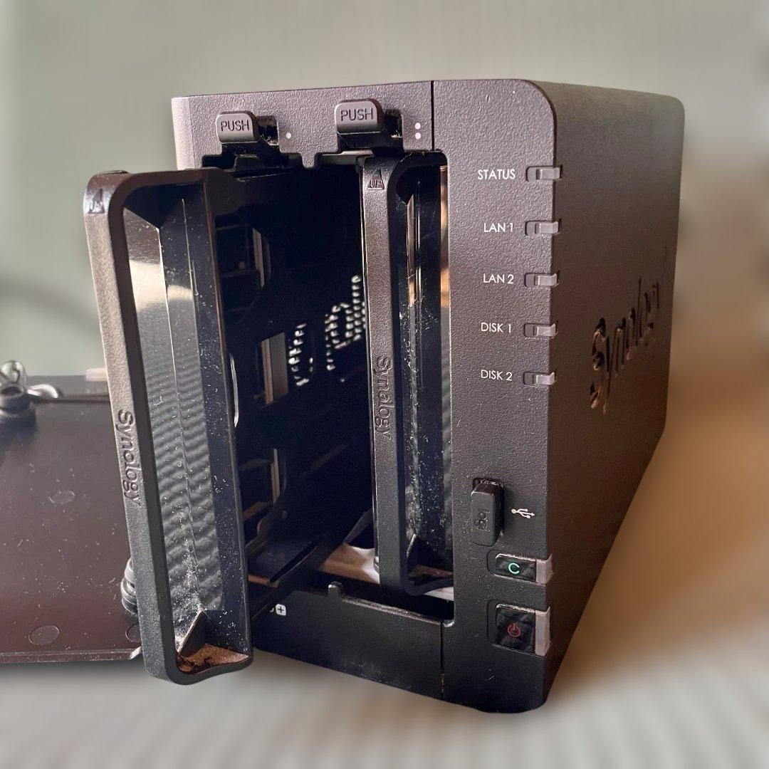 Synology NASキット 2ベイ DS220+ 【動作確認・初期化済】