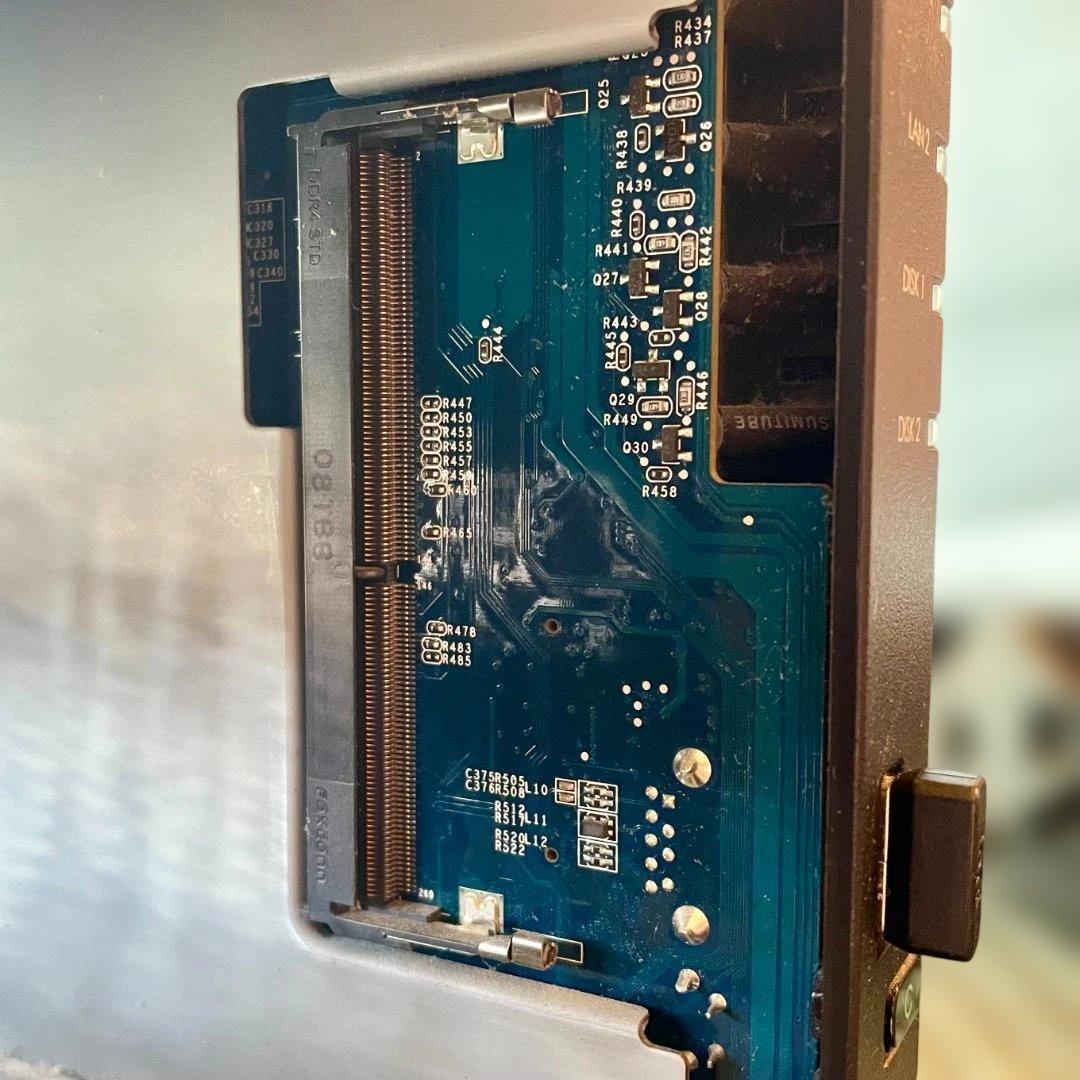 Synology NASキット 2ベイ DS220+ 【動作確認・初期化済】