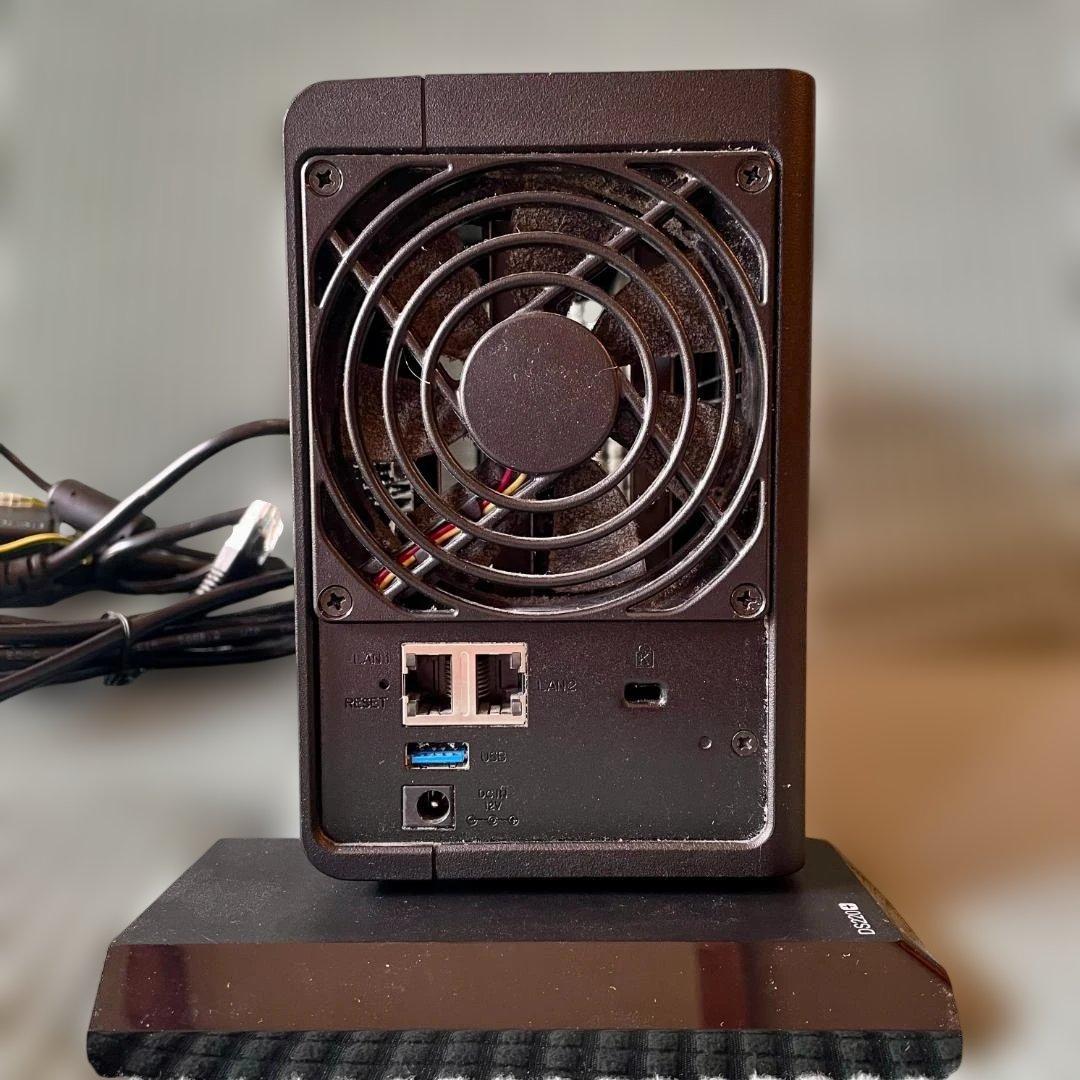 Synology NASキット 2ベイ DS220+ 【動作確認・初期化済】