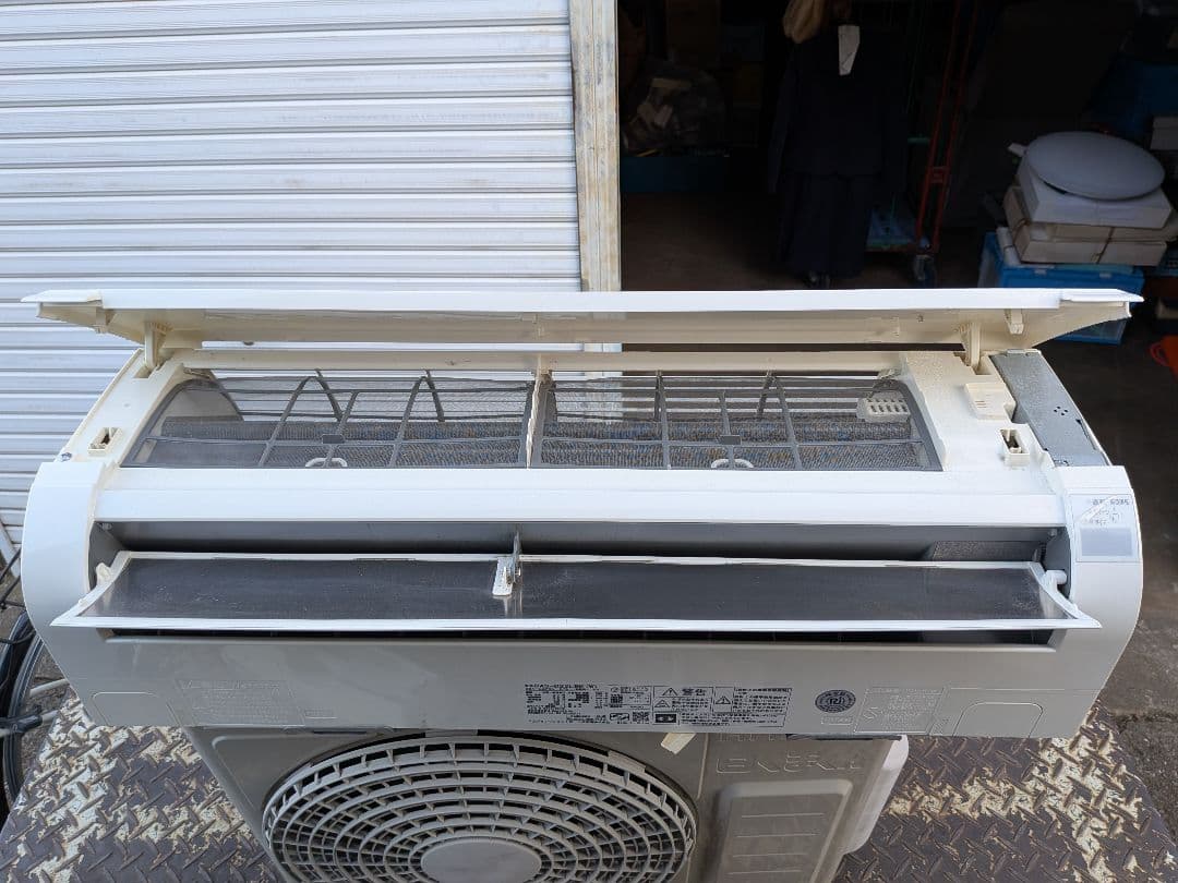 日立・ルームエアコン・DBKシリーズRAS-D22LBK-W 6畳用2021年製