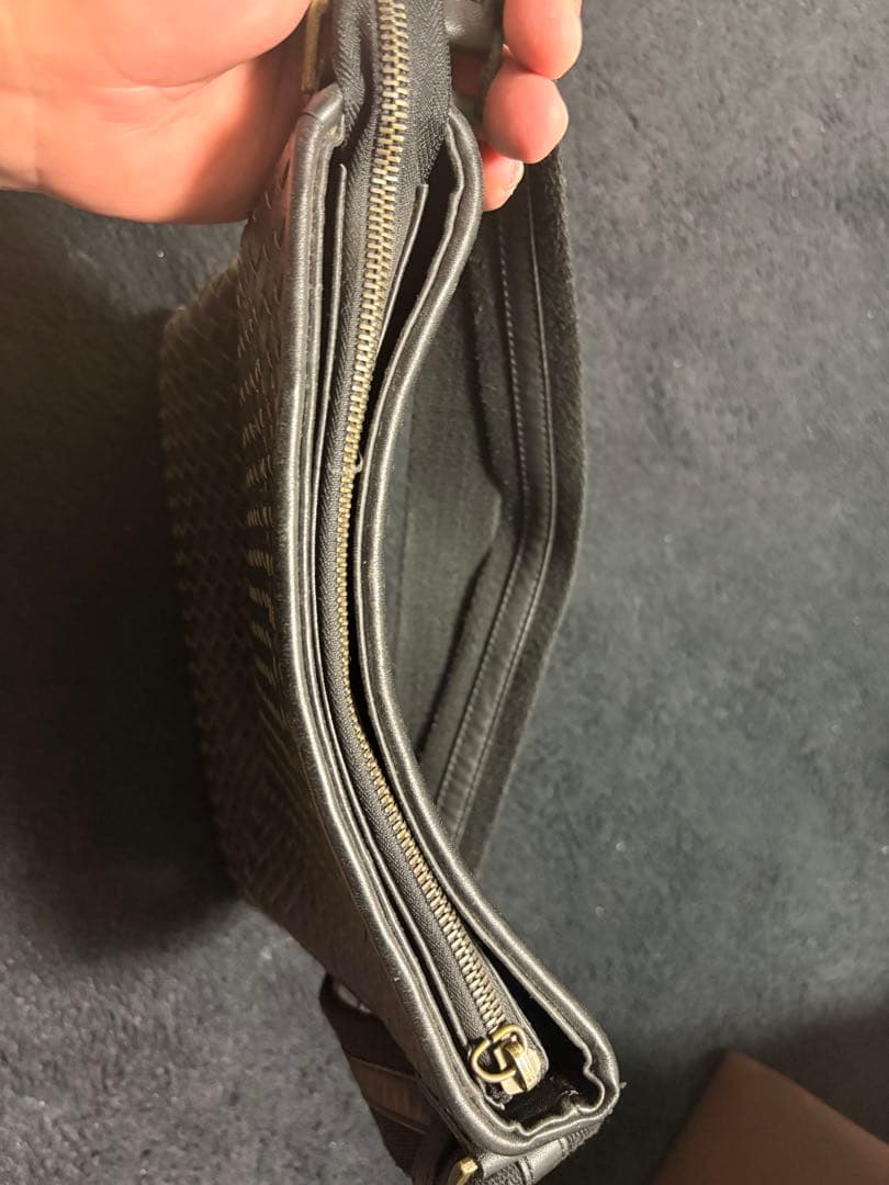 黒 編み込みレザー ショルダーバッグ