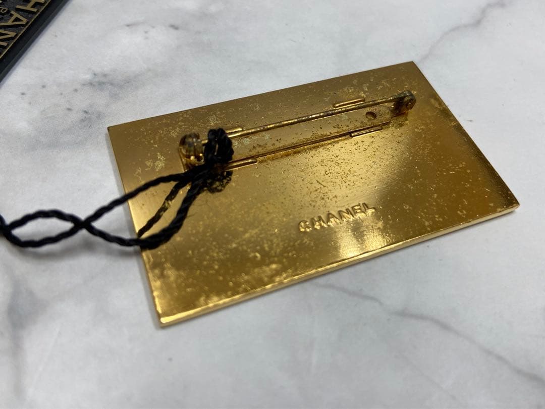 CHANEL プレートブローチ