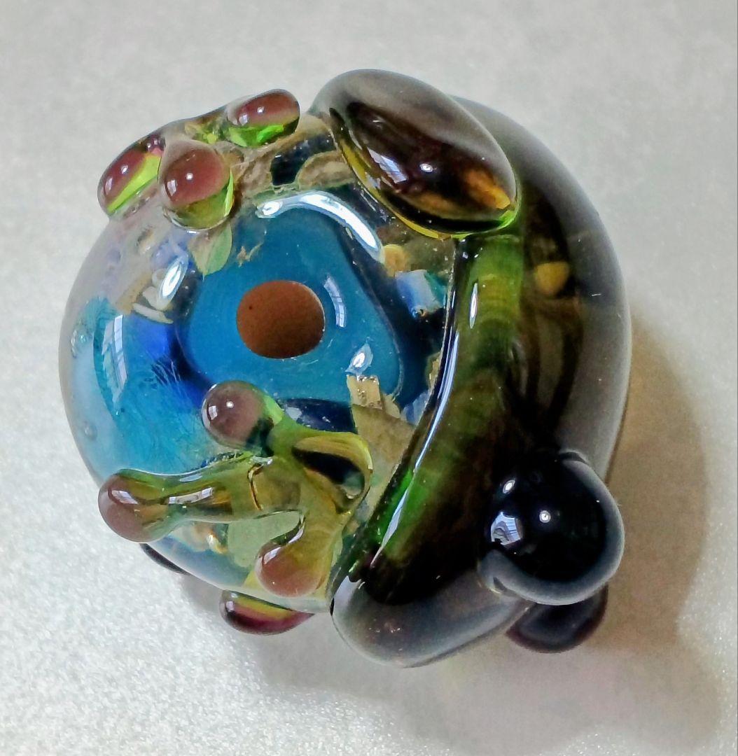 礒野昭子 作 とんぼ玉「海のカケラを抱くカエル」