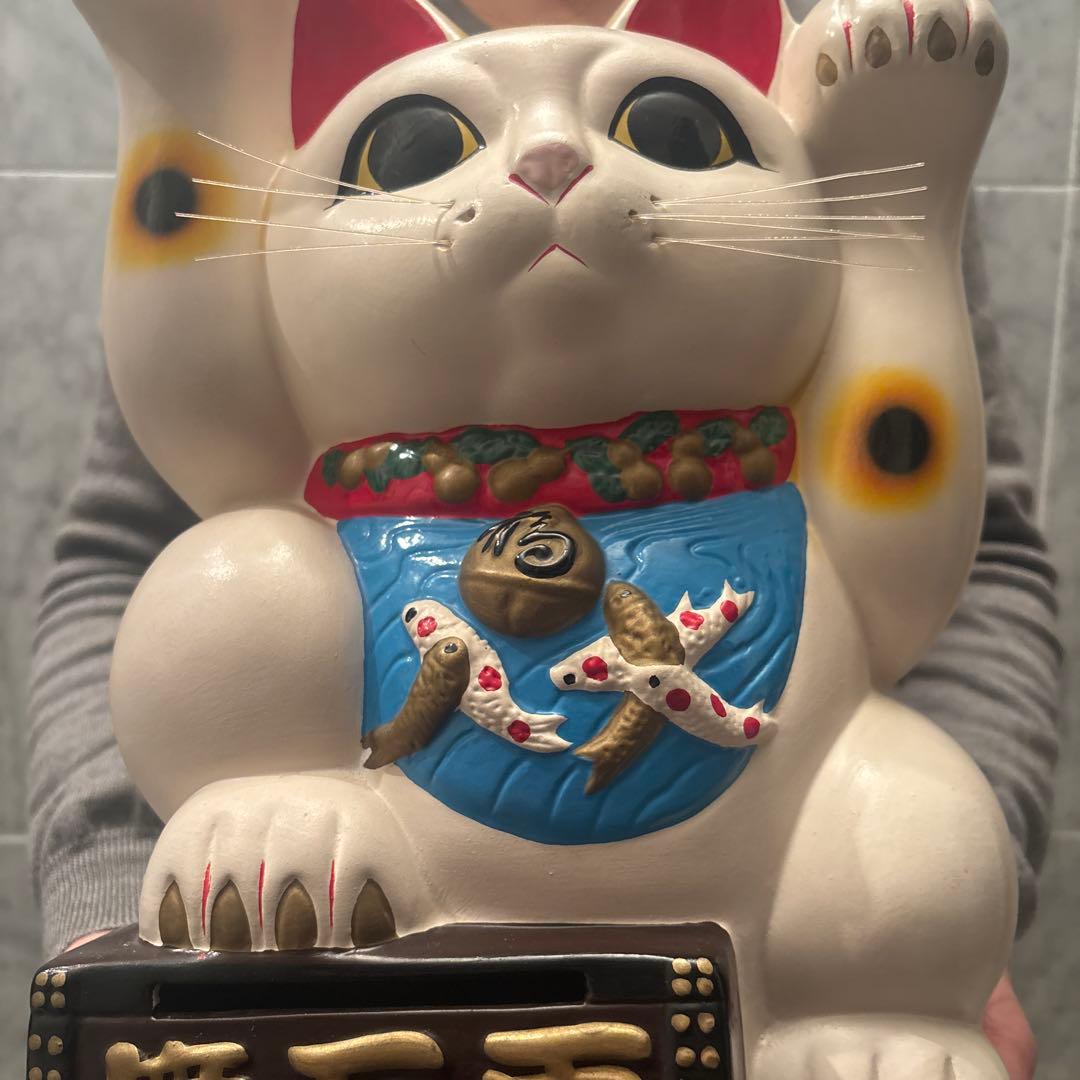 ヴィンテージ瞳や鯉の前掛けが美しい両手上げの金運・良き人を呼ぶ欲張り招き猫