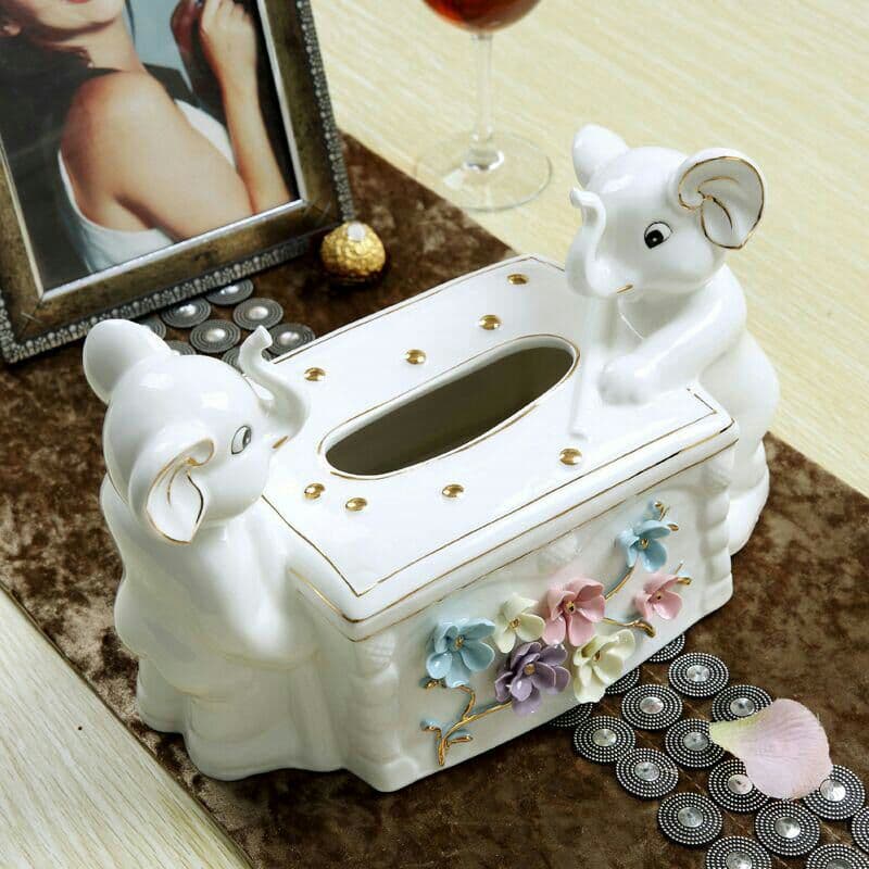 ティッシュケース テーブルを囲む2匹のぶたさん