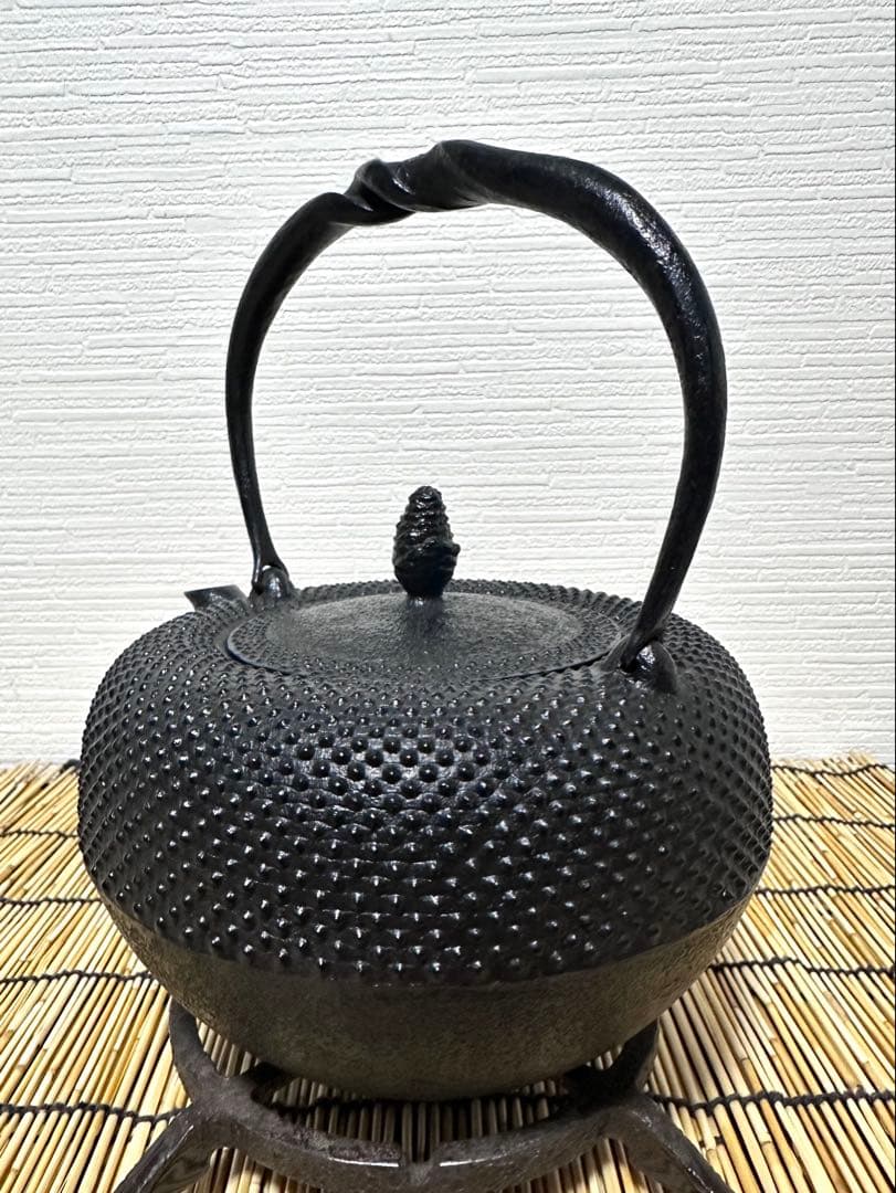 未使用品、タグ付　南部照光堂 心斎作 １８型アラレ　南部鉄瓶　南部鉄器　鉄瓶