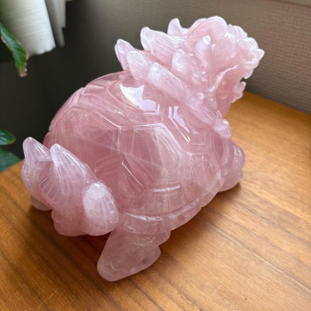 大型 高品質 マダガスカル産ローズクォーツ 龍亀（ロングイ） 置物2.45kg