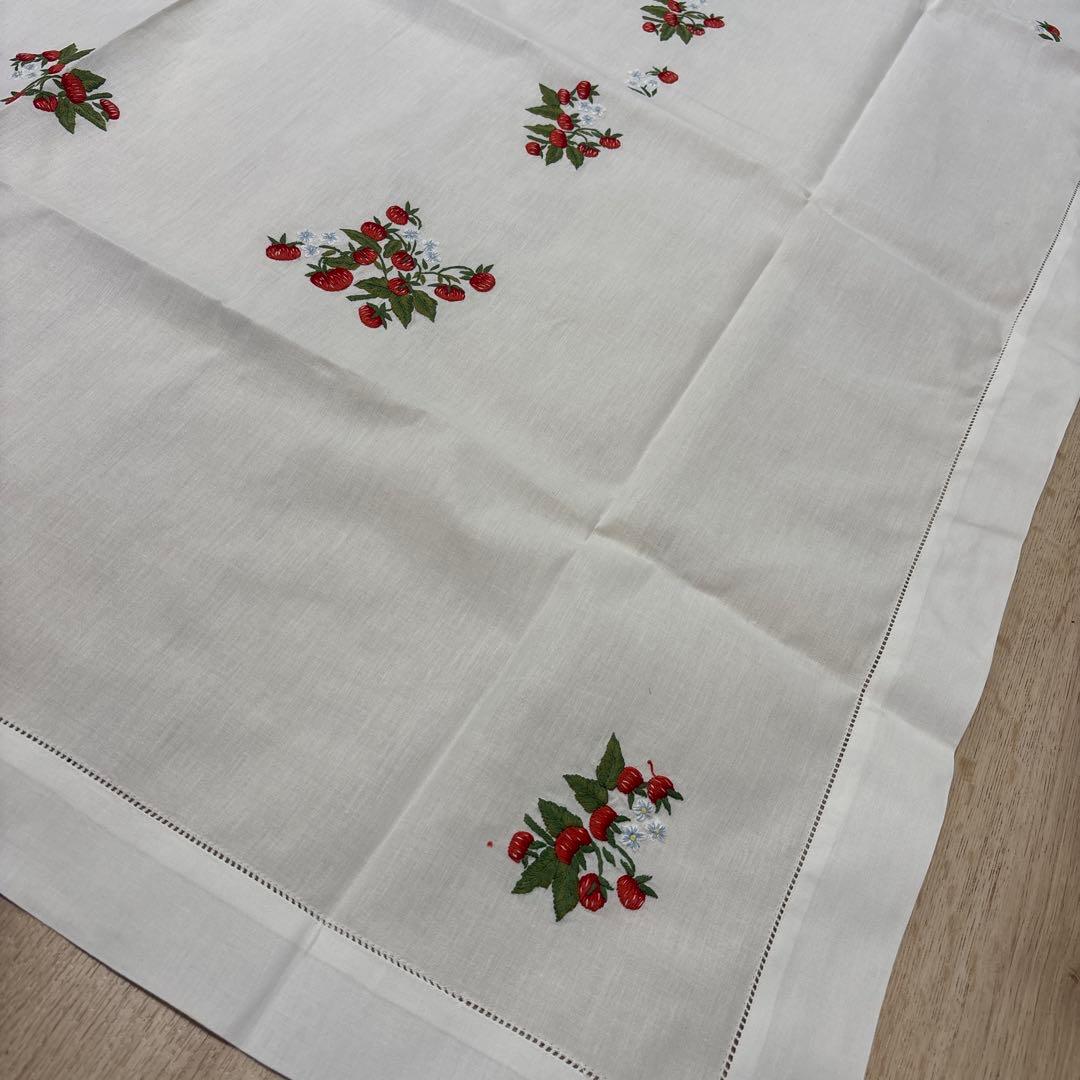 ベトナム手刺繍　テーブルクロス　野いちご柄